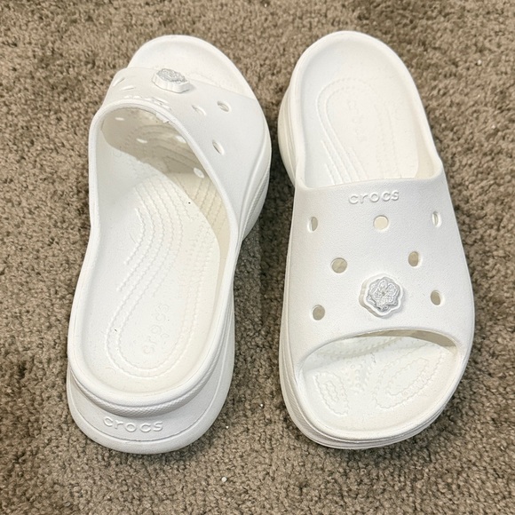 CROCS Bae Slide W7 and 2 Flower Jibbitz - Picture 2 of 4
